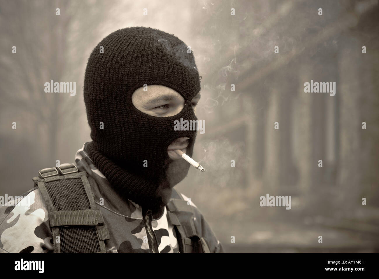 Un soldat anti-terroristes est d'avoir un frein pour une cigarette au cours d'une formation. Banque D'Images