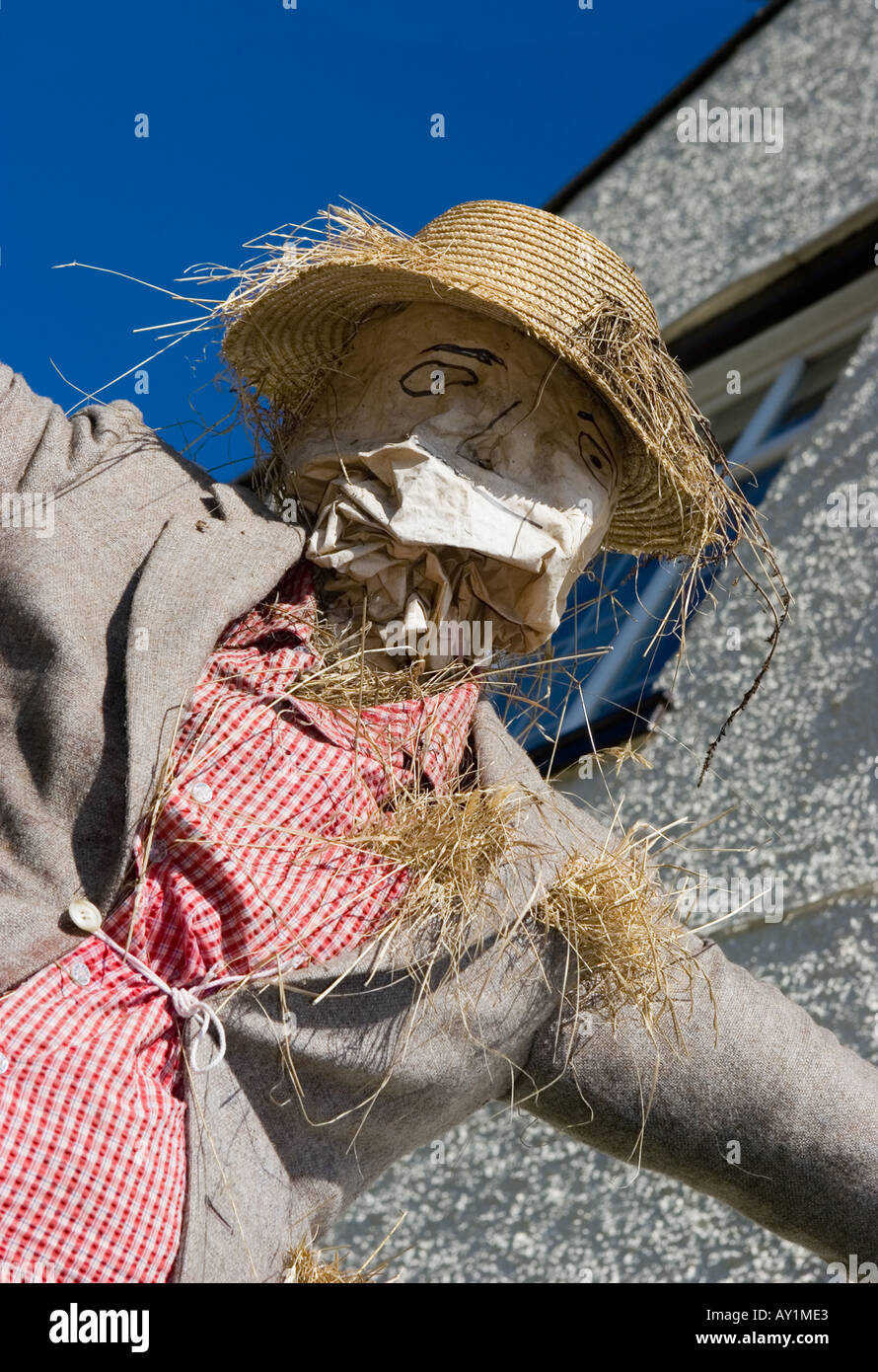 Scarecrow en paille urbaine au Festival Scarecrow, Hinderwell, Yorkshire Valley, North Yorkshire, Angleterre du Nord, ROYAUME-UNI Banque D'Images