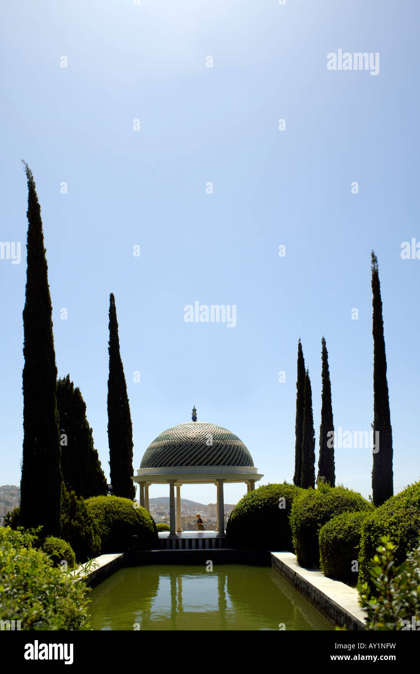 Gazebo et étang à la Concepcion Botanical Gardens Jardin Botanique La Concepción, les montagnes de Malaga, Montes de Malaga, Espagne Banque D'Images