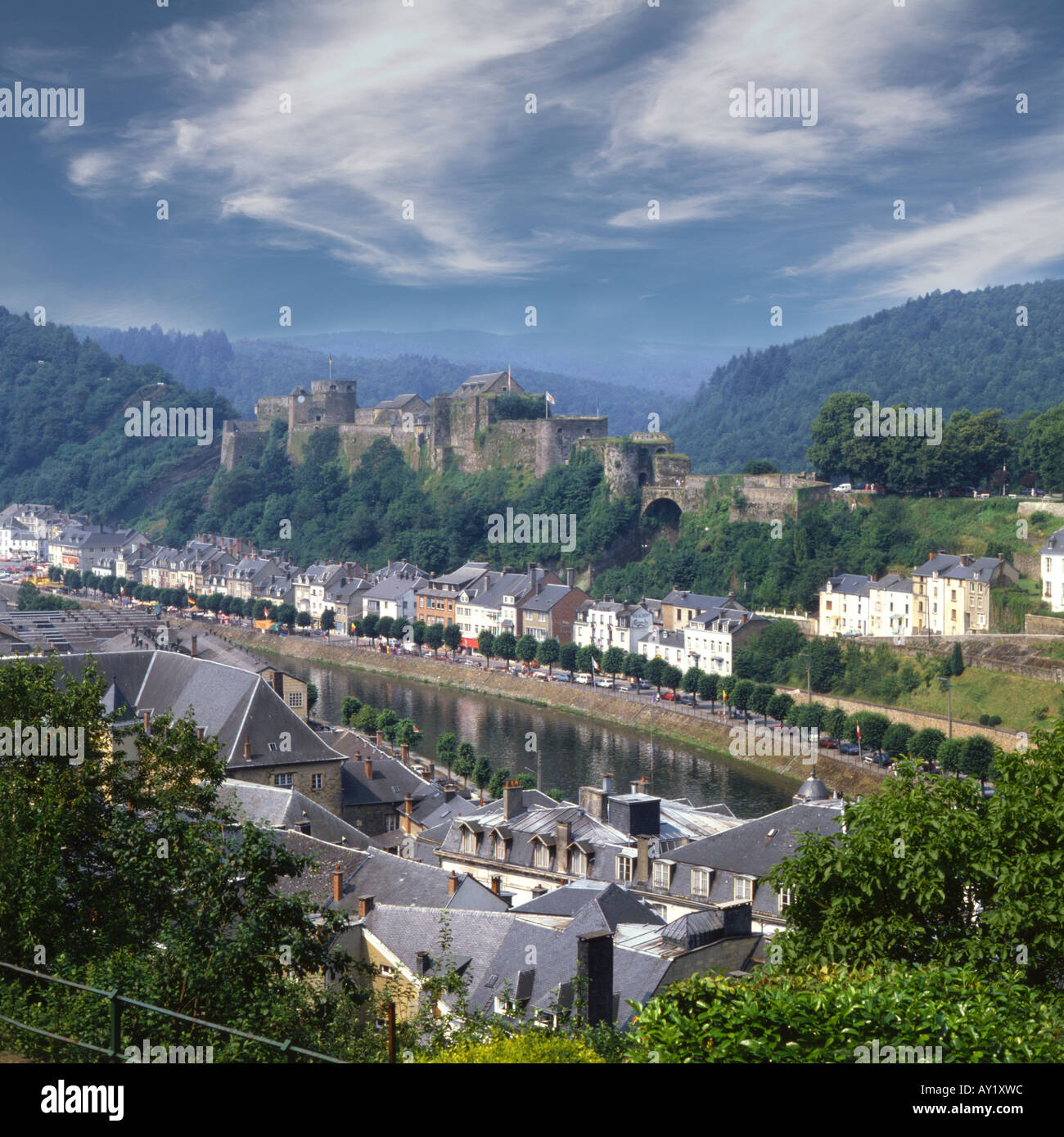 Bouillon dans les Ardennes Belges avec le Château en arrière-plan Banque D'Images