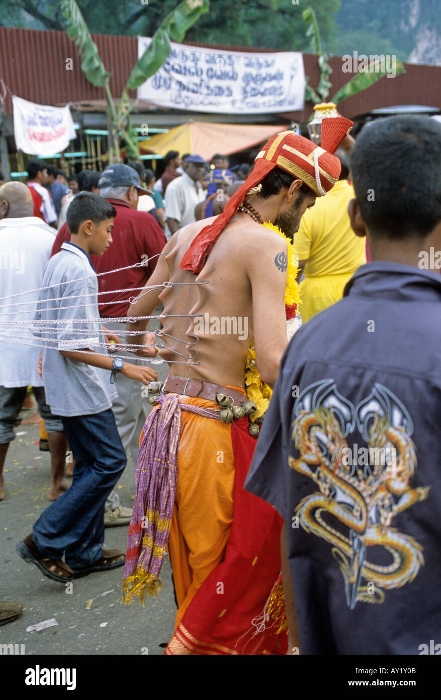 La peau de l'homme percé de crochets à l'assemblée annuelle fête hindoue de Thaipusam dans les grottes de Batu, près de Kuala Lumpur Banque D'Images
