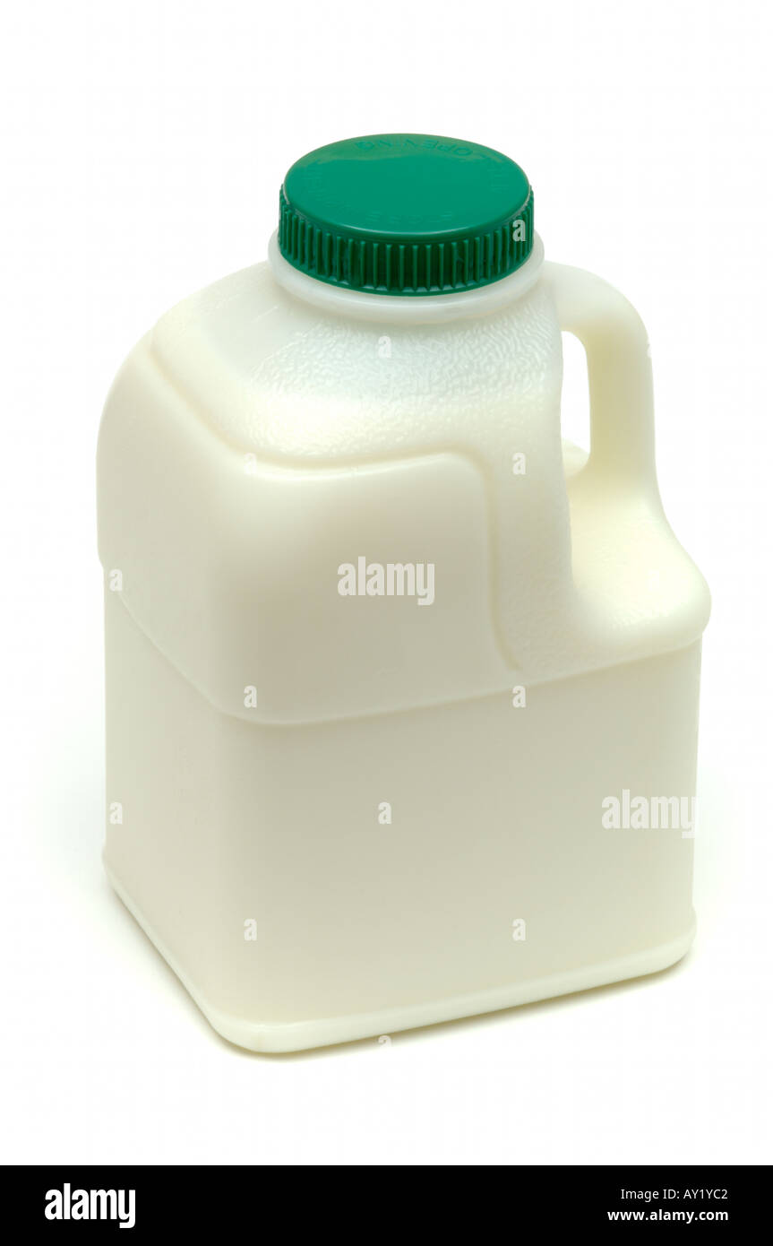 Une pinte de lait écrémé Semi en bouteille en plastique couramment disponibles dans les supermarchés du Royaume-Uni sur fond blanc Banque D'Images