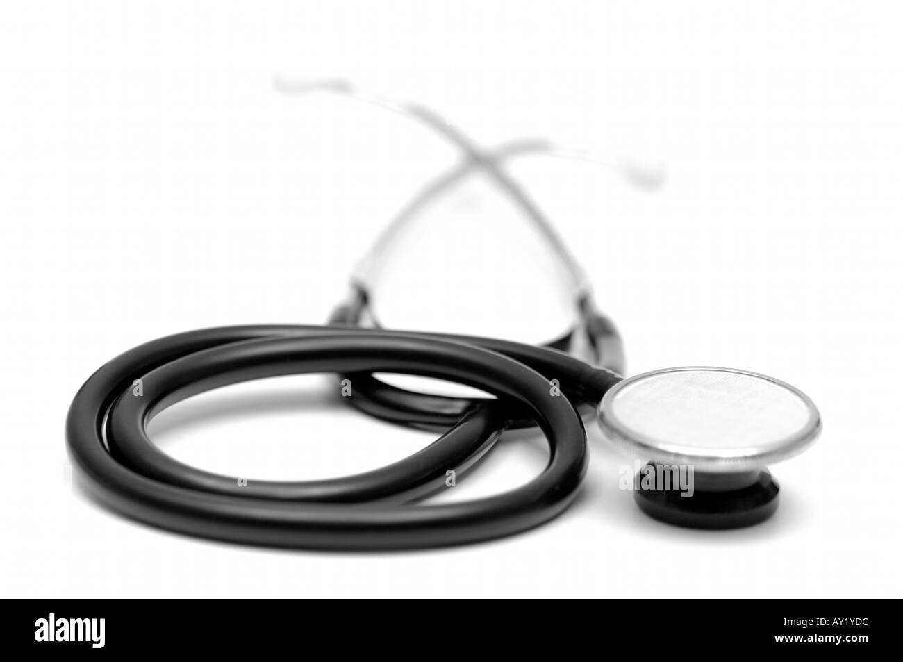 Matériel médical stéthoscope noir sur fond blanc Banque D'Images