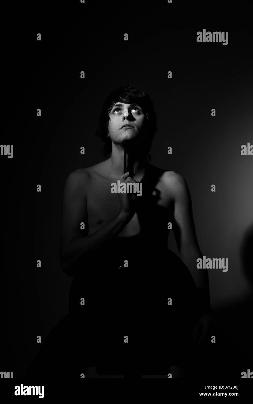 Jeune homme au fusil sous son menton. Le suicide. Banque D'Images