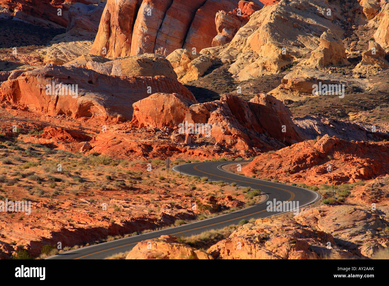 Road, Vallée de Feu Park, Nevada, USA Mohave Desert Banque D'Images