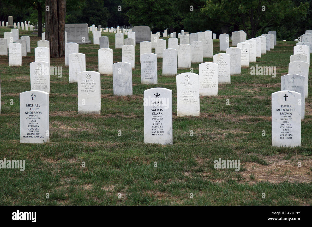 Les tombes de trois membres de l'équipage mambers de l'accident de la navette spatiale Columbia au cimetière national d'Arlington, en Virginie. Banque D'Images