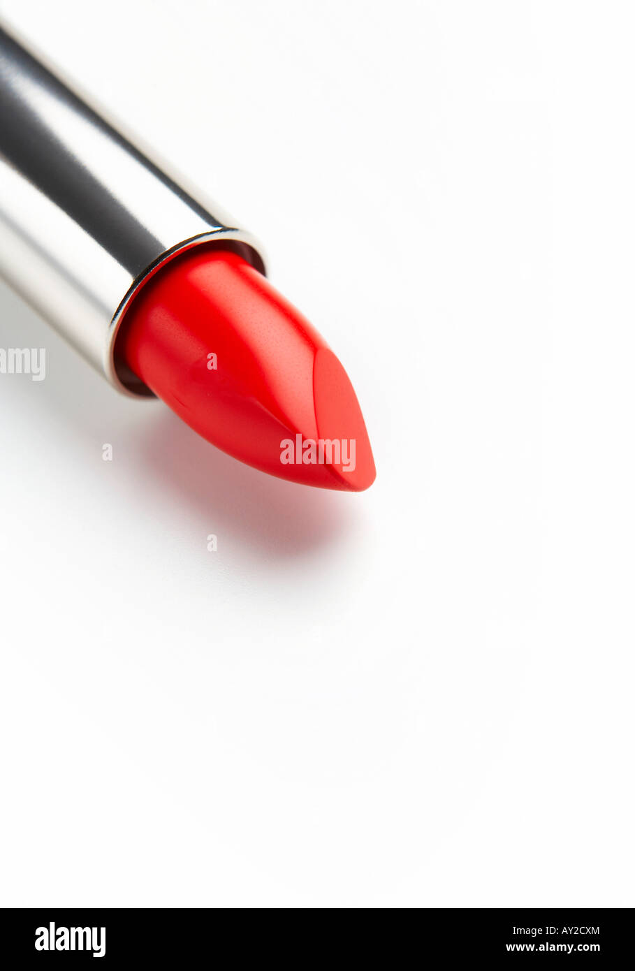 Le rouge à lèvres rouge détail, shot on white Banque D'Images