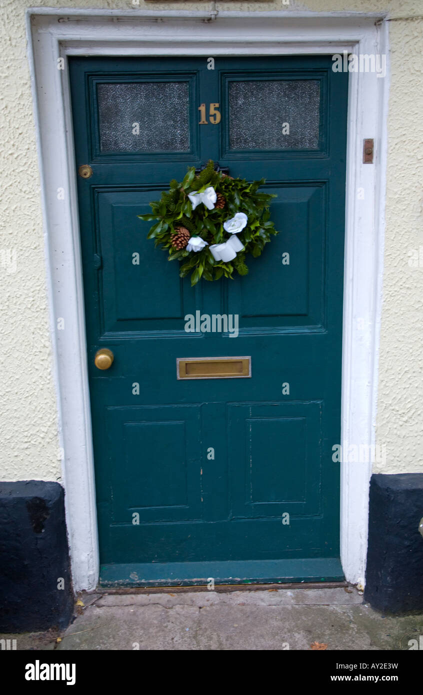 Couronne de houx de Noël sur bleu porte avant de maison mitoyenne à l'Usk Monmouthshire South Wales UK UE Banque D'Images