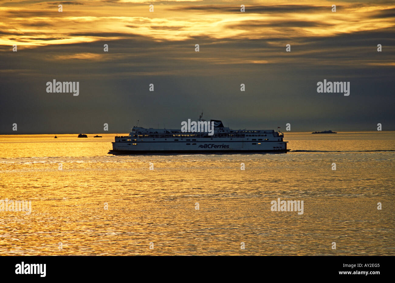 Un navire de BC Ferries des croisements entre des Tswassen, au sud de Vancouver, et Swartz Bay sur l'île de Vancouver dans la lumière du soir Banque D'Images