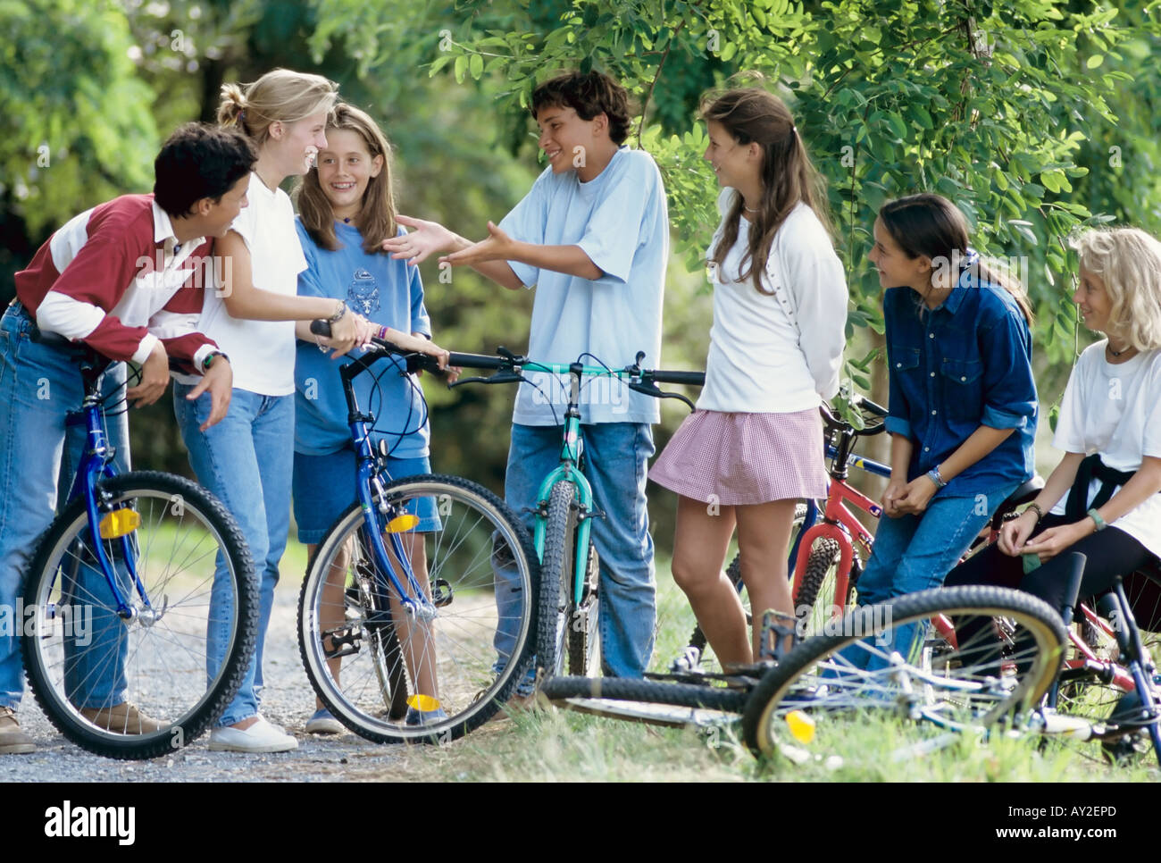 M. GROUPE DE 7 adolescents avec des vélos Banque D'Images