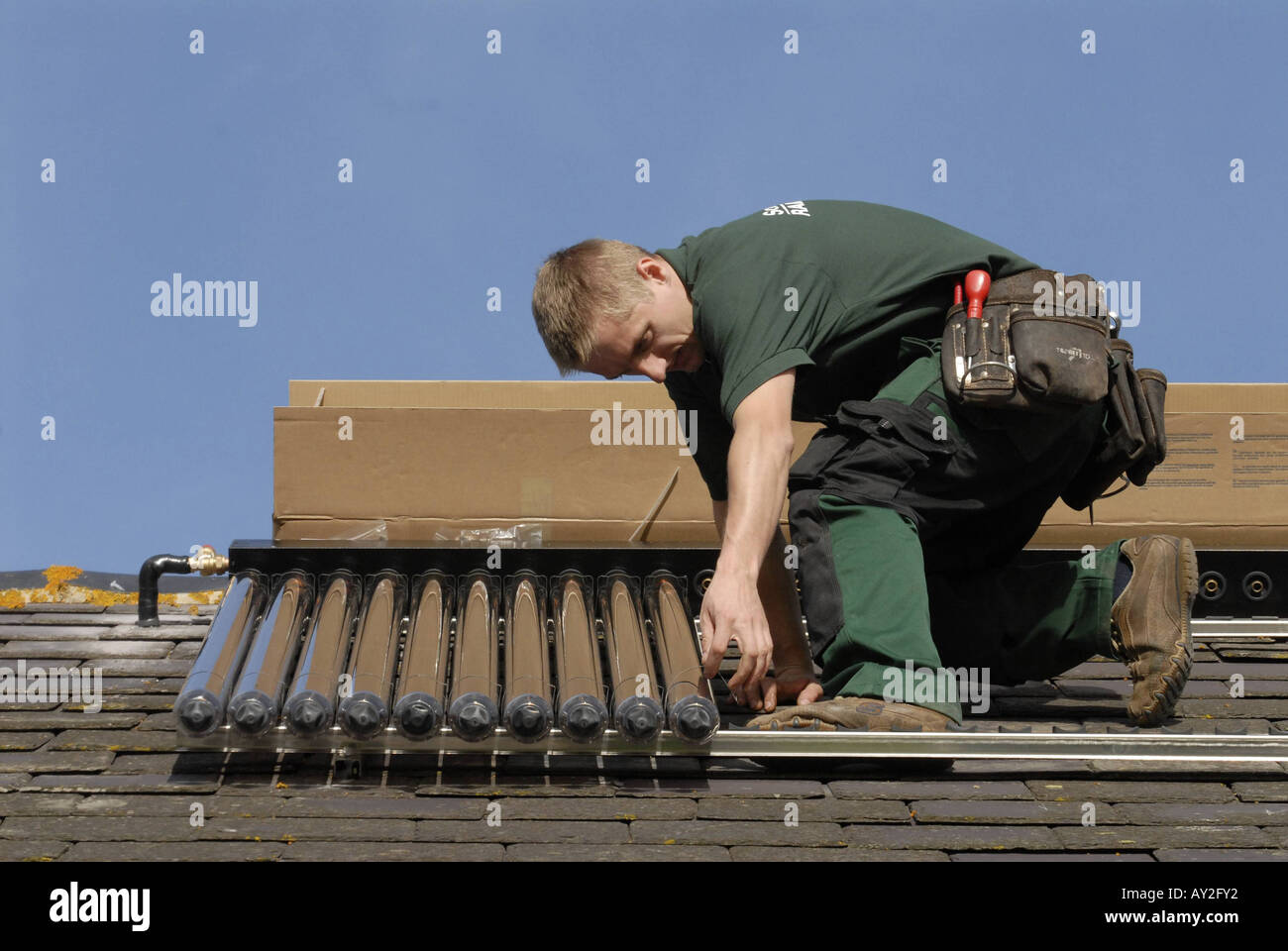 Chauffe-eau solaire chauffe-eau solaire installé sur le toit d'une maison dans le sud de l'Angleterre Banque D'Images