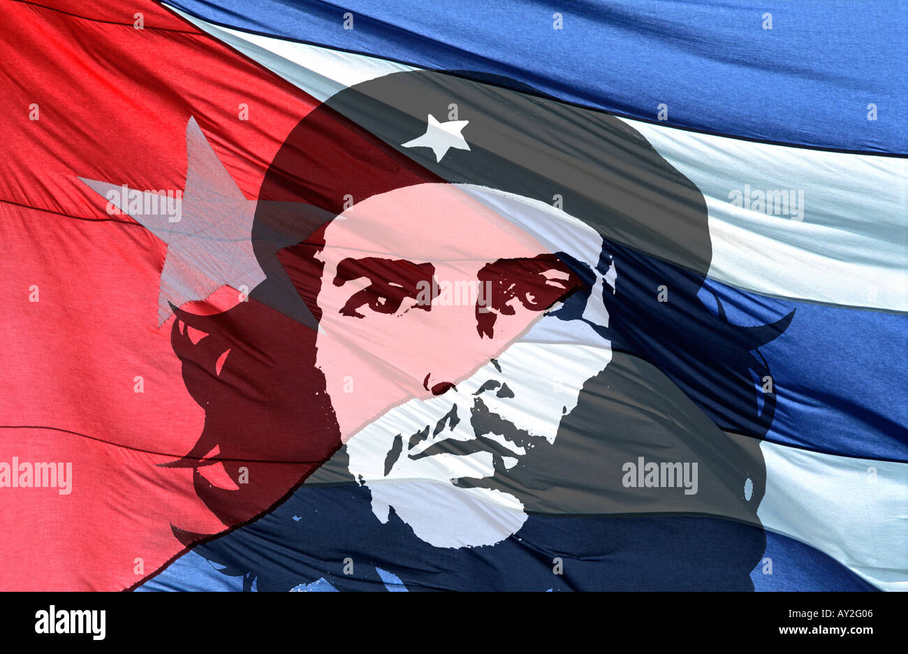 Rouge Blanc et bleu coloré détail du drapeau national cubain circulant dans le vent avec Che Guevara recouvrit une icône mondiale CUBA Banque D'Images