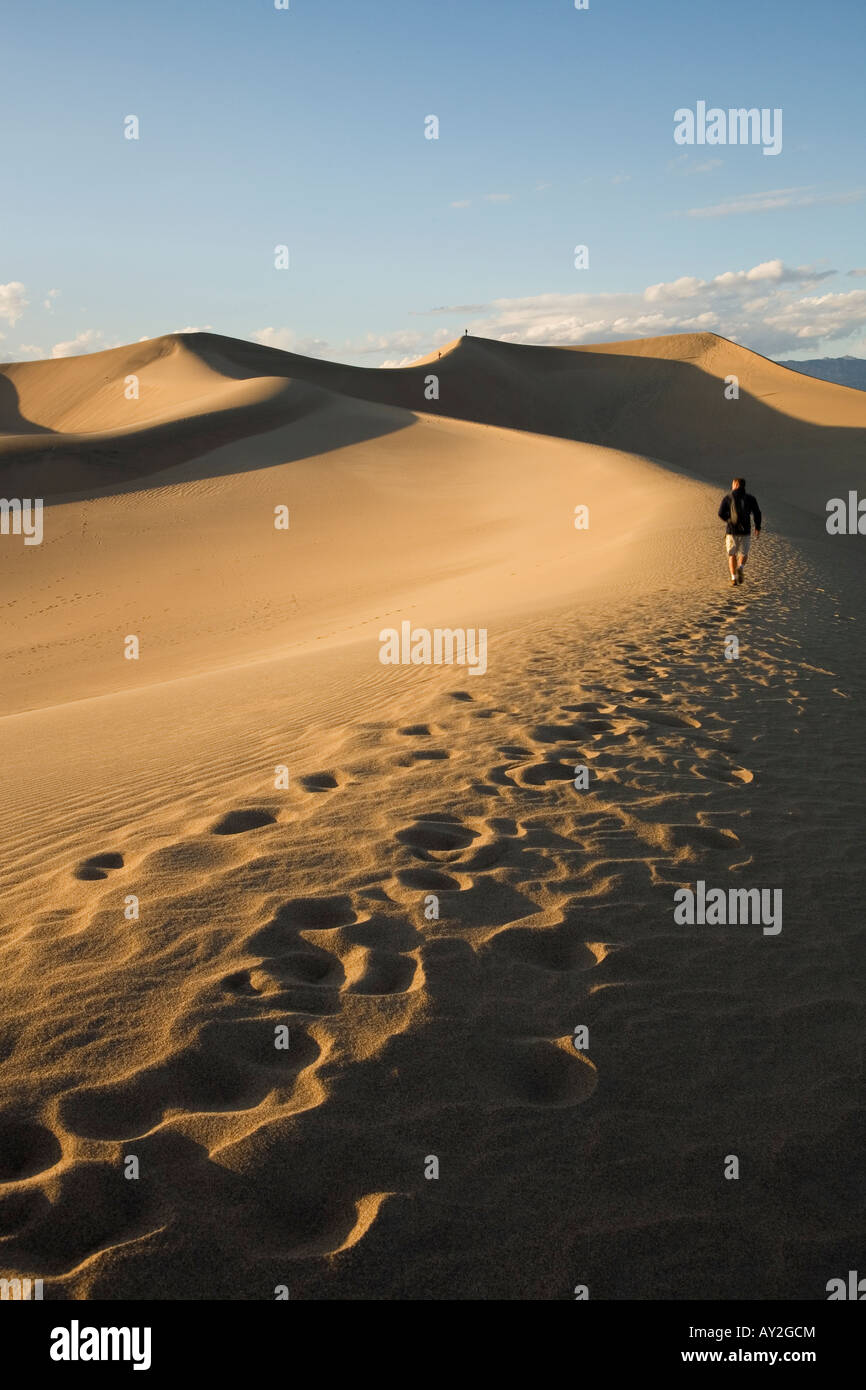 Randonnée Jeunes adultes jusqu'mesquite dunes dans la vallée de la mort Californie USA une activité touristique populaire dans la vallée de la mort Banque D'Images