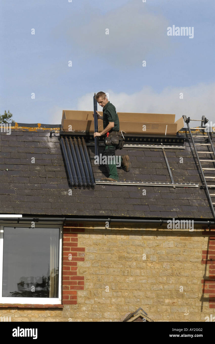 Chauffe-eau solaire chauffe-eau solaire installé sur le toit d'une maison dans le sud de l'Angleterre Banque D'Images