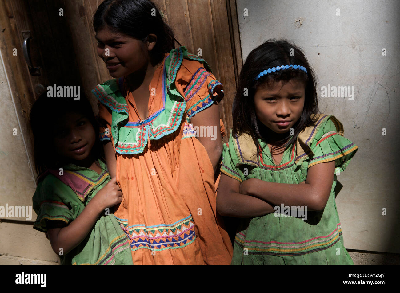 Trois filles du Costa Rica Standing together Banque D'Images