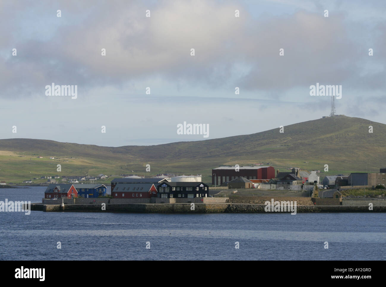 Lerwick et Ward Hill sur Bressay, du Ferry Northlink, Shetland Banque D'Images