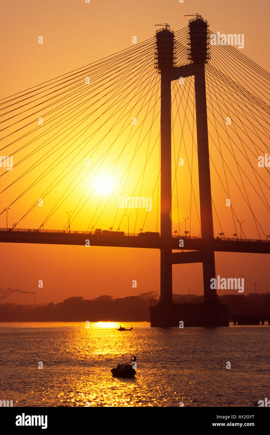 L'Ouest du Bengale en Inde Calcutta de soleil sur Vidyasegar Pont sur la rivière Hooghly Banque D'Images