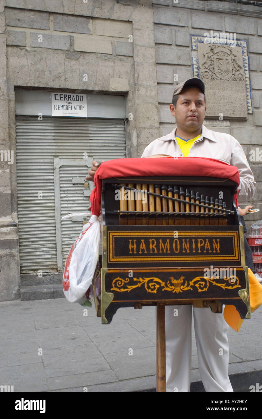 El Nivel cantina la plus ancienne dans la ville de Mexico a fermé il s portes. Un orgue de barbarie joue à l'extérieur du bar Banque D'Images