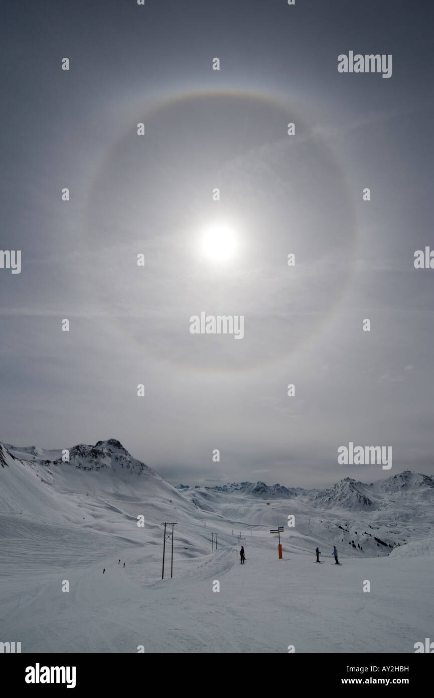 Halo solaire au-dessus de skieurs dans les alpes françaises Banque D'Images