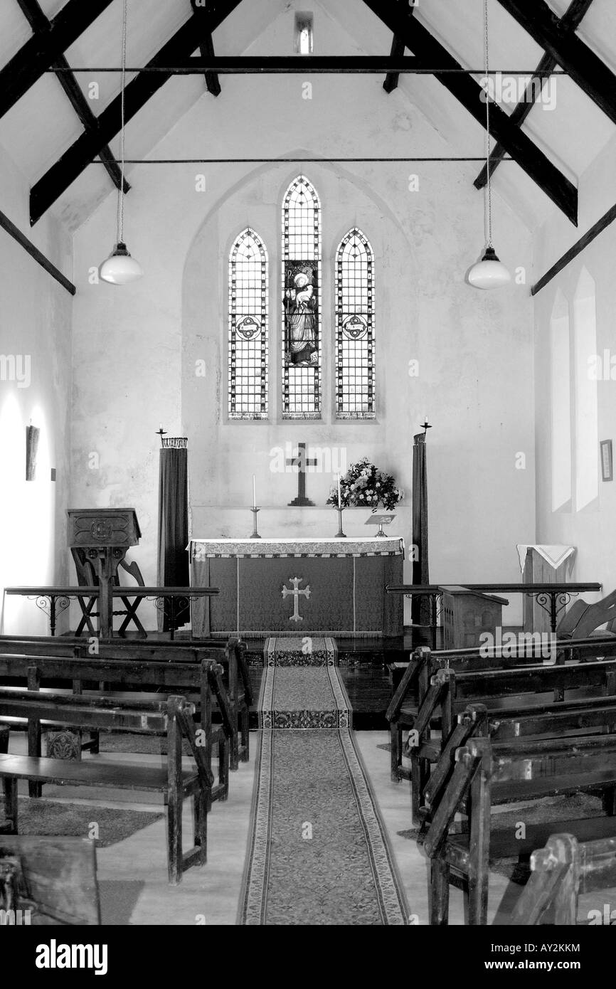 Petit village simple intérieur de l'église à Huccaby à Dartmoor en monochrome avec des bancs en bois et des murs blanchis à la chaux Banque D'Images