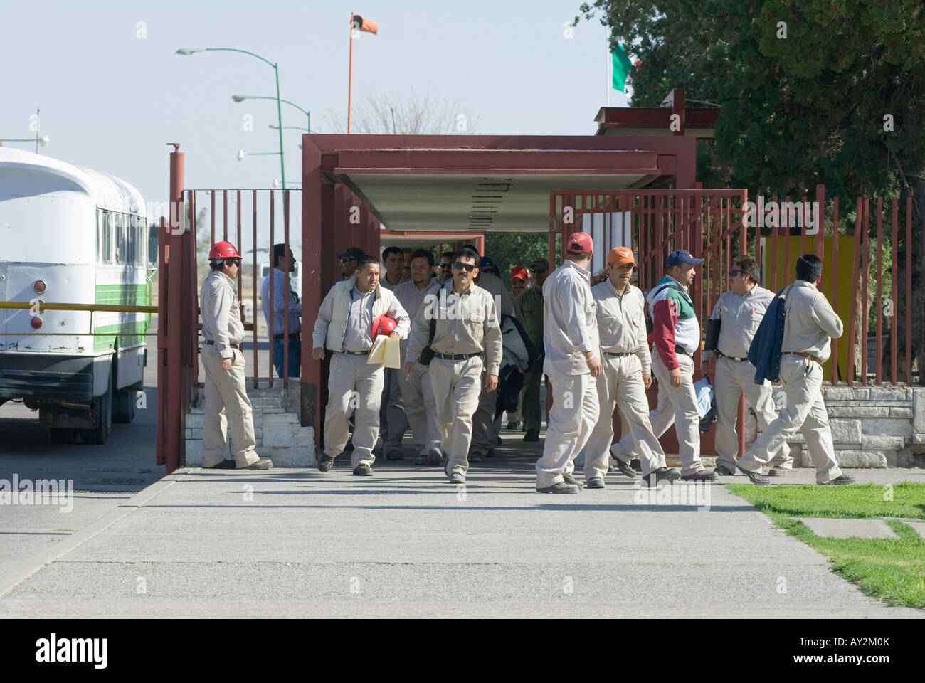 Les travailleurs quittent l'usine à la fin de leur quart de travail à l'usine pétrochimique de Pemex Petróleos Mexicanos en Camargo Chihuahua Banque D'Images
