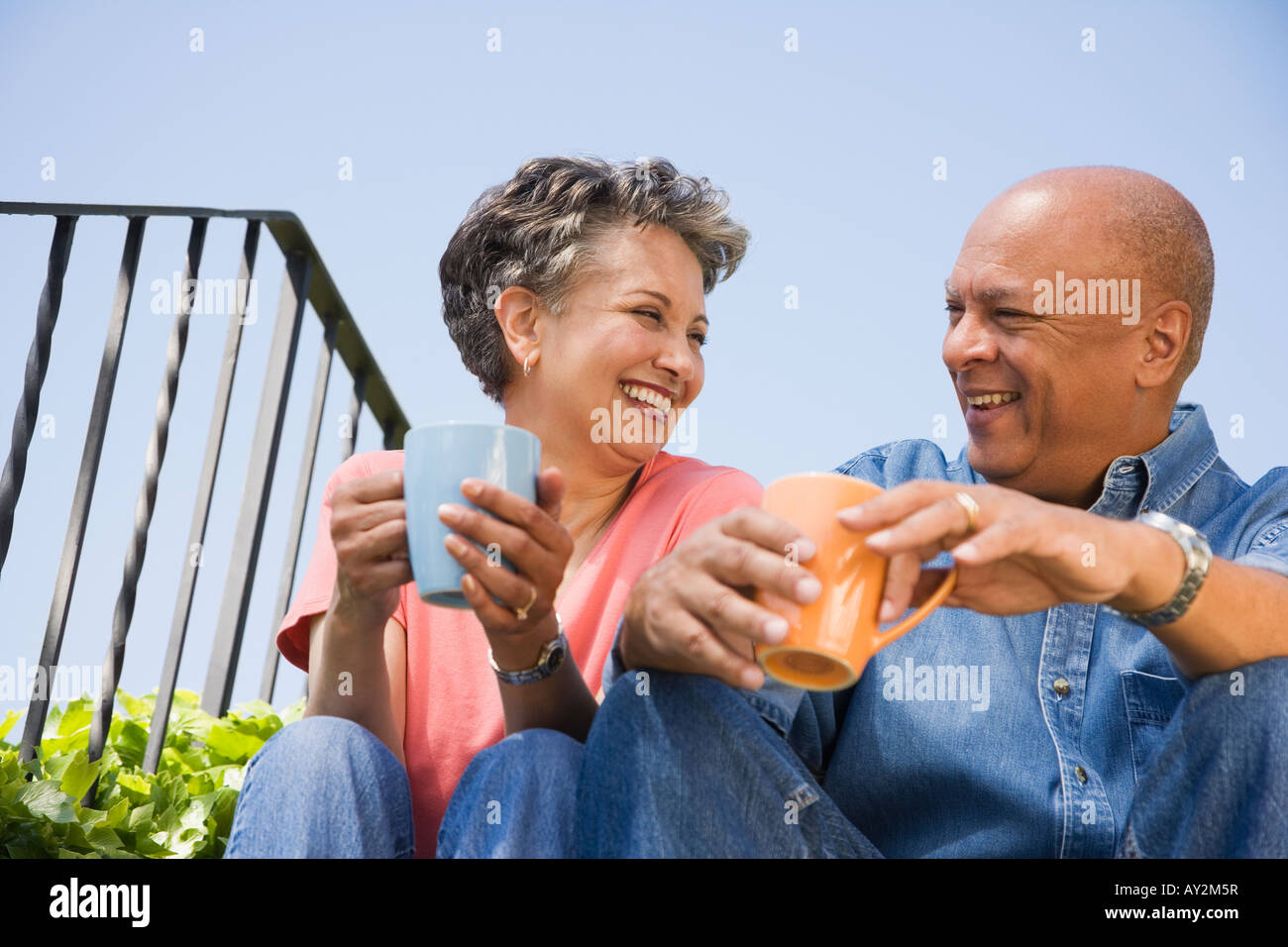 Senior African American couple drinking coffee Banque D'Images