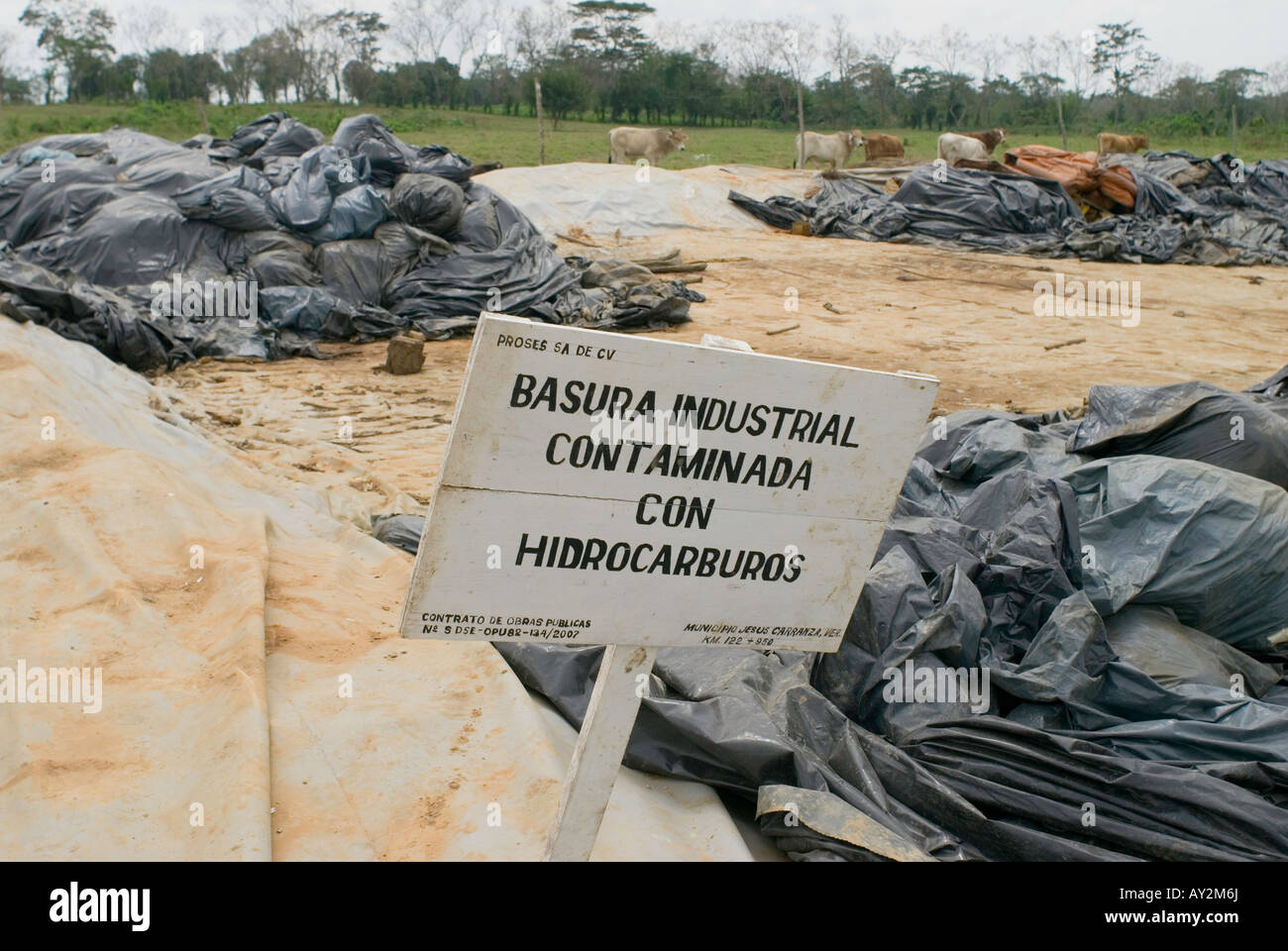 Les lieux d'un déversement à une entreprise privée sous contrat avec Pemex a construit une installation de confinement pour les sols contaminés par le pétrole brut. Banque D'Images