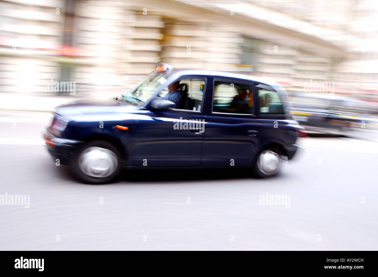 London taxi avec effet de flou sur les rues Banque D'Images