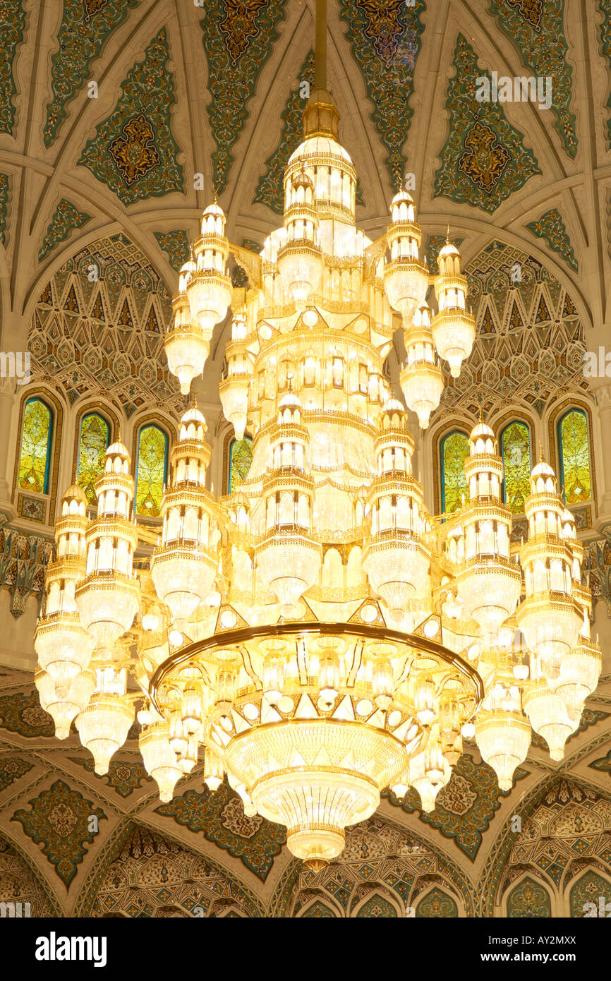 L'intérieur de la zone de prière lustre de la Grande Mosquée Sultan Qaboos à Mascate, la capitale d'Oman. Banque D'Images