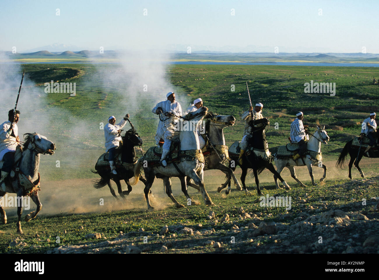 Cavaliers marocains équitation dans un centre équestre fantasia au Maroc Banque D'Images