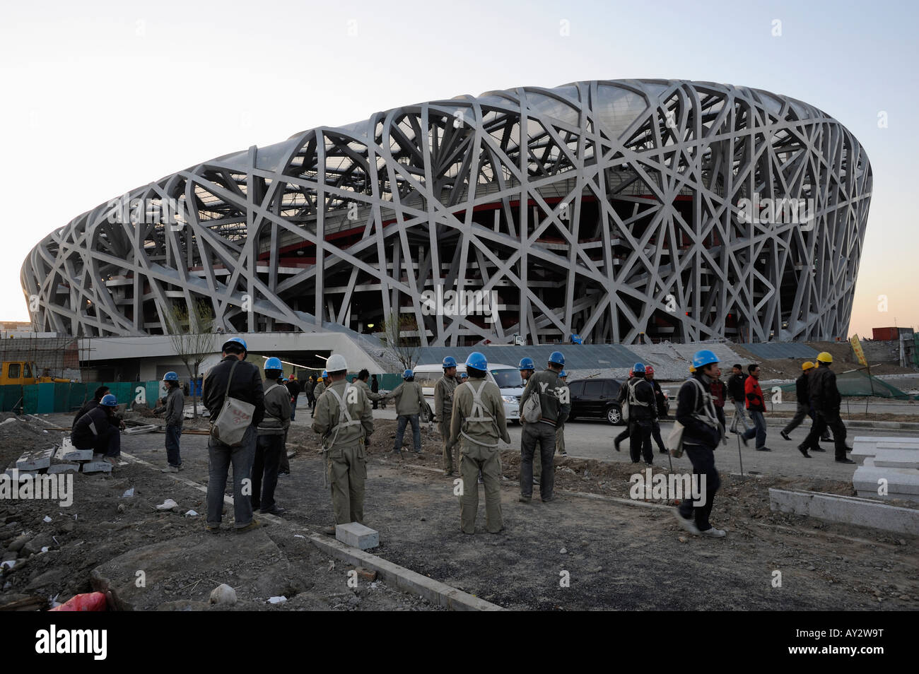 Les travailleurs chinois se rassembler devant le stade national pour les Jeux Olympiques de 2008 à Beijing après avoir travaillé. 02-avr.-2008 Banque D'Images Les travailleurs chinois se rassembler devant le stade national pour les Jeux Olympiques de 2008 à Beijing après avoir travaillé. 02-avr.-2008 Banque D'Images