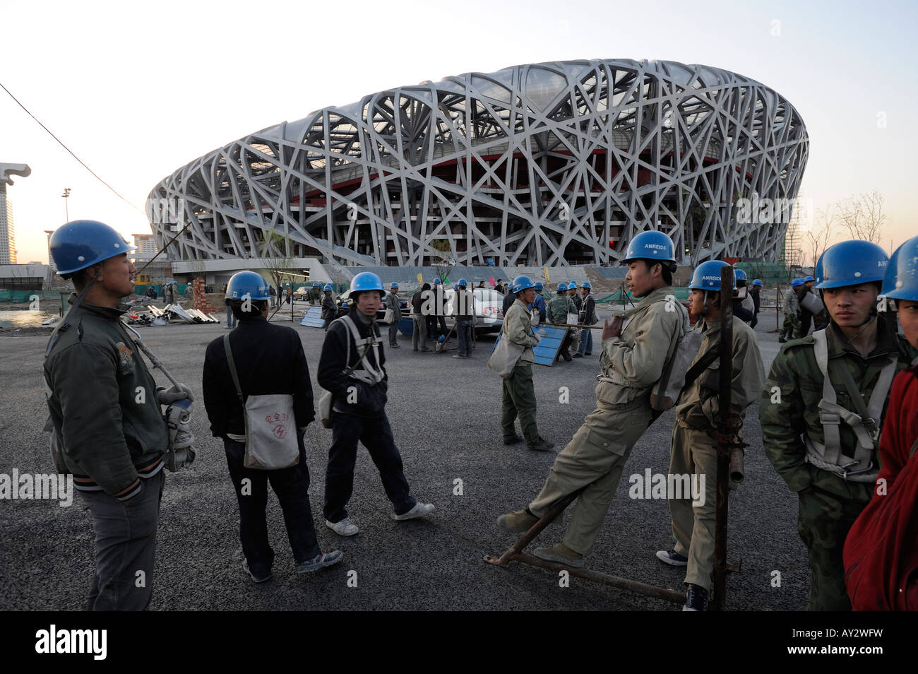 Les travailleurs chinois se rassembler devant le stade national pour les Jeux Olympiques de 2008 à Beijing après avoir travaillé. 02-avr.-2008 Banque D'Images Les travailleurs chinois se rassembler devant le stade national pour les Jeux Olympiques de 2008 à Beijing après avoir travaillé. 02-avr.-2008 Banque D'Images