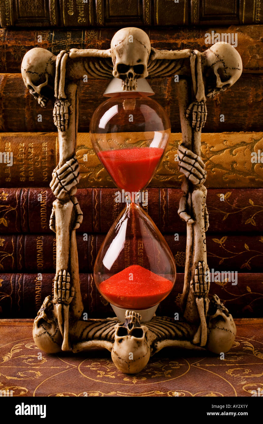 Hour Glass squelette avec de vieux livres anciens Banque D'Images