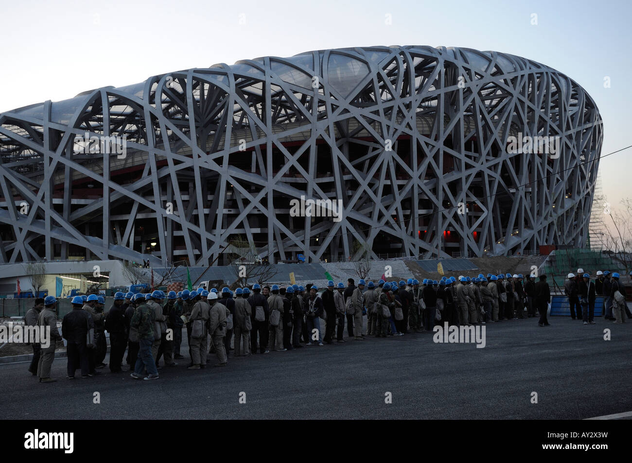 Les travailleurs chinois se rassembler devant le stade national pour les Jeux Olympiques de 2008 à Beijing après avoir travaillé. 02-avr.-2008 Banque D'Images Les travailleurs chinois se rassembler devant le stade national pour les Jeux Olympiques de 2008 à Beijing après avoir travaillé. 02-avr.-2008 Banque D'Images