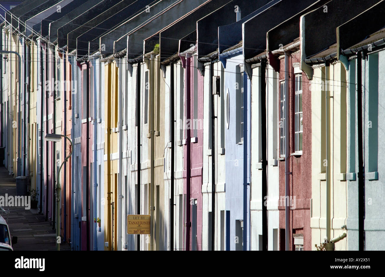 Terrasse de maisons victoriennes en pastel sur une rue vallonné à Brighton Banque D'Images