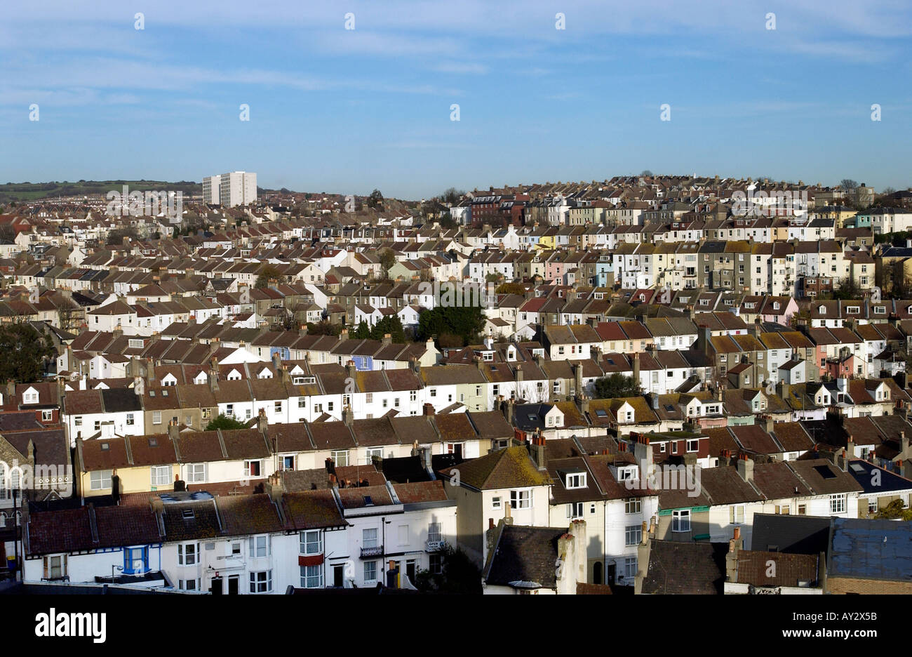 Toits urbains de terrasses victoriennes et un bloc d'appartements modernes à Brighton, Sussex Banque D'Images