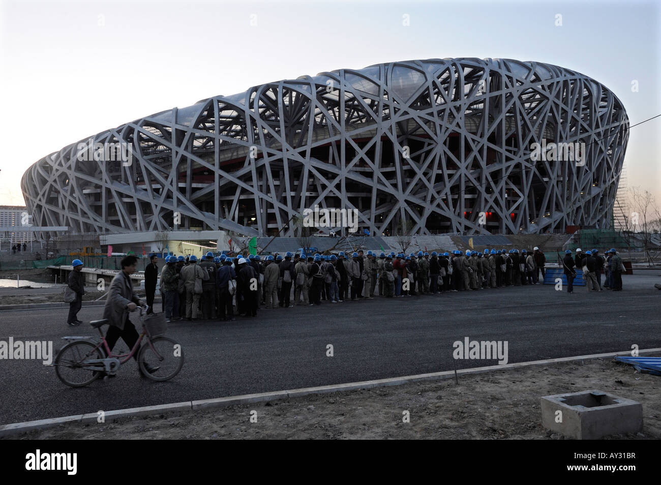 Les travailleurs chinois se rassembler devant le stade national pour les Jeux Olympiques de 2008 à Beijing après avoir travaillé. 02-avr.-2008 Banque D'Images Les travailleurs chinois se rassembler devant le stade national pour les Jeux Olympiques de 2008 à Beijing après avoir travaillé. 02-avr.-2008 Banque D'Images