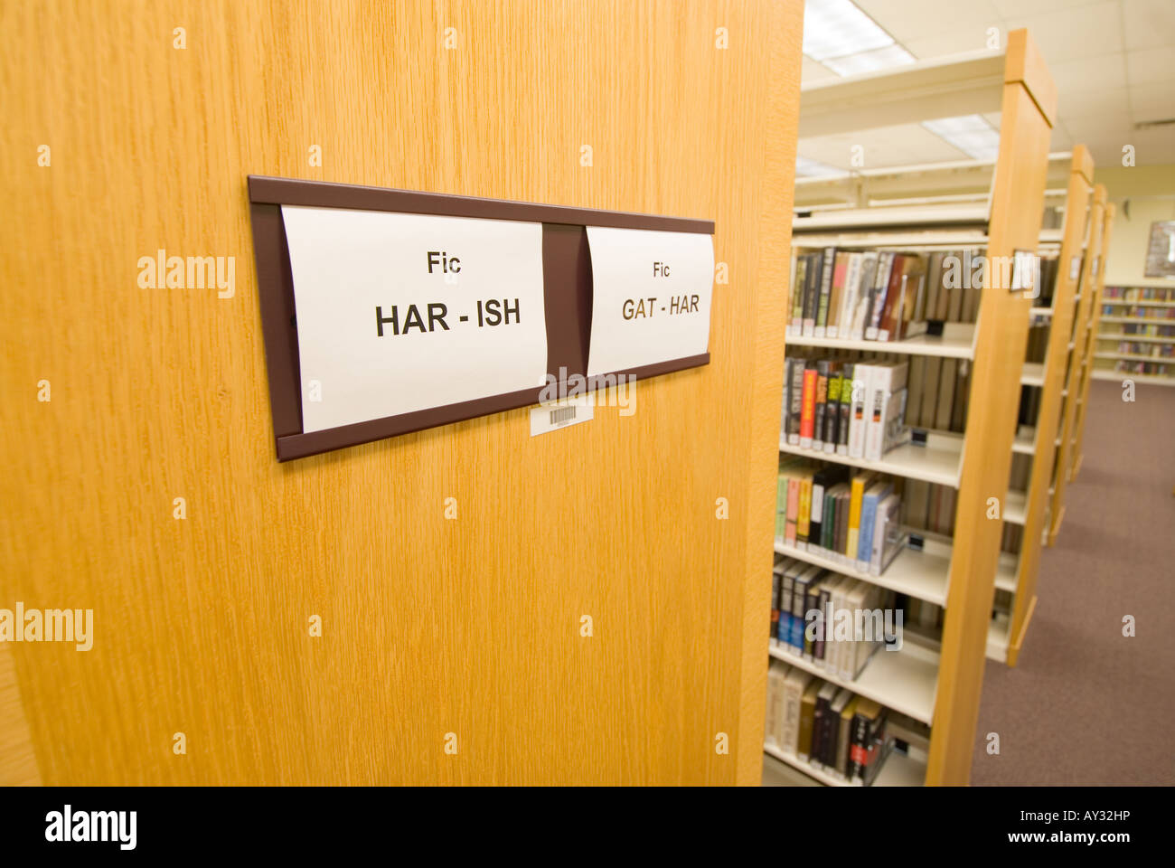 Un signe sur la fin de l'ouvrage indique les piles de livres de fiction par les premières lettres du nom de famille de l'auteur Banque D'Images