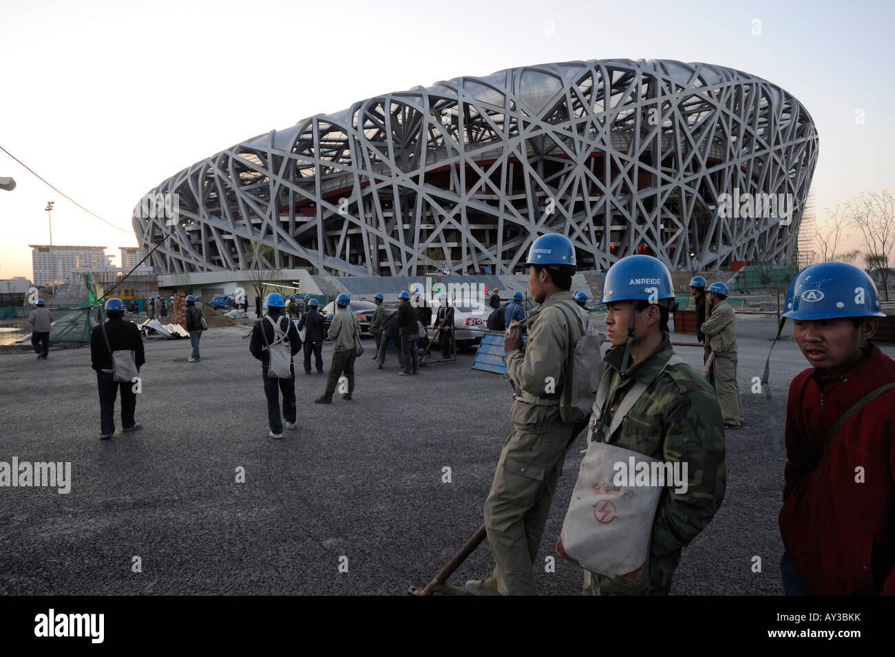 Les travailleurs chinois se rassembler devant le stade national pour les Jeux Olympiques de 2008 à Beijing après avoir travaillé. 02-avr.-2008 Banque D'Images Les travailleurs chinois se rassembler devant le stade national pour les Jeux Olympiques de 2008 à Beijing après avoir travaillé. 02-avr.-2008 Banque D'Images