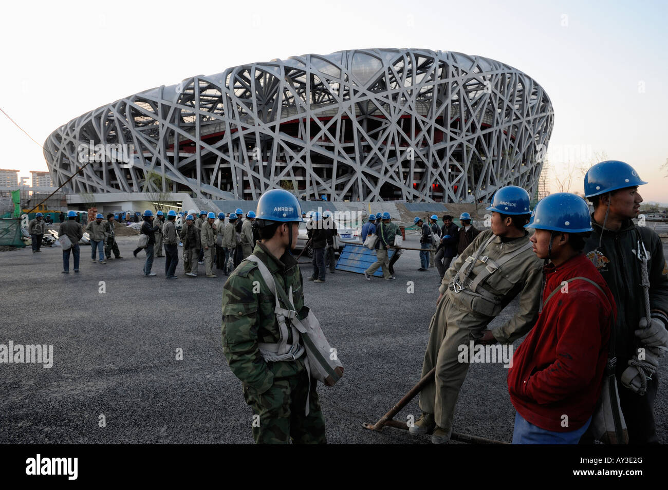 Les travailleurs chinois se rassembler devant le stade national pour les Jeux Olympiques de 2008 à Beijing après avoir travaillé. 02-avr.-2008 Banque D'Images Les travailleurs chinois se rassembler devant le stade national pour les Jeux Olympiques de 2008 à Beijing après avoir travaillé. 02-avr.-2008 Banque D'Images