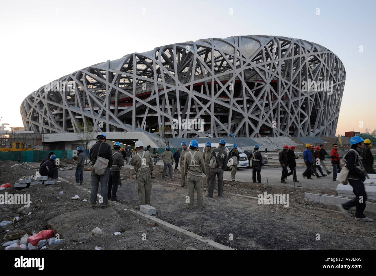 Les travailleurs chinois se rassembler devant le stade national pour les Jeux Olympiques de 2008 à Beijing après avoir travaillé. 02-avr.-2008 Banque D'Images Les travailleurs chinois se rassembler devant le stade national pour les Jeux Olympiques de 2008 à Beijing après avoir travaillé. 02-avr.-2008 Banque D'Images