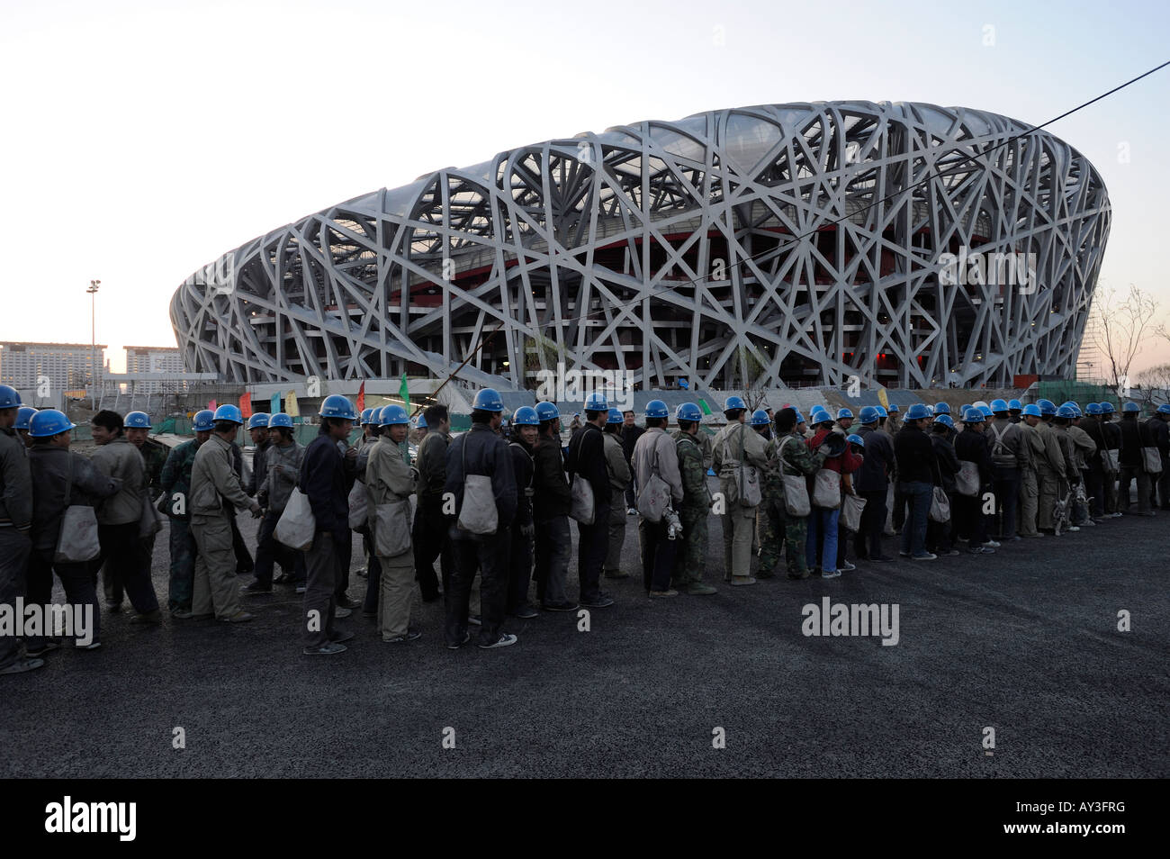 Les travailleurs chinois se rassembler devant le stade national pour les Jeux Olympiques de 2008 à Beijing après avoir travaillé. 02-avr.-2008 Banque D'Images Les travailleurs chinois se rassembler devant le stade national pour les Jeux Olympiques de 2008 à Beijing après avoir travaillé. 02-avr.-2008 Banque D'Images