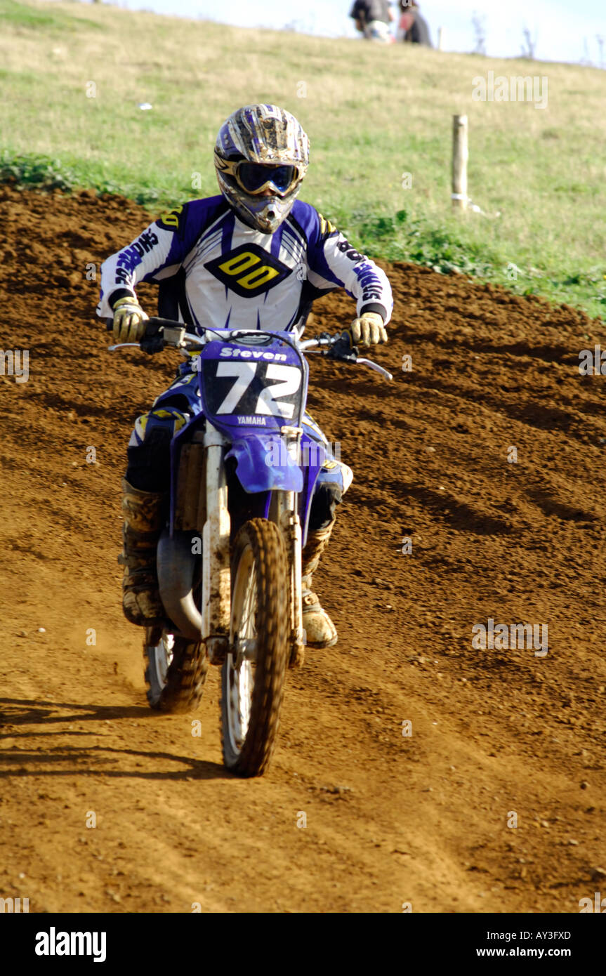 Un gars rider sur une bile motocross moto saute et la compétition big air Banque D'Images