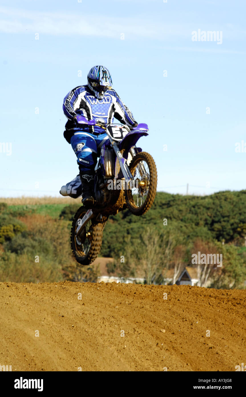 Un gars rider sur une bile motocross moto saute et la compétition big air Banque D'Images