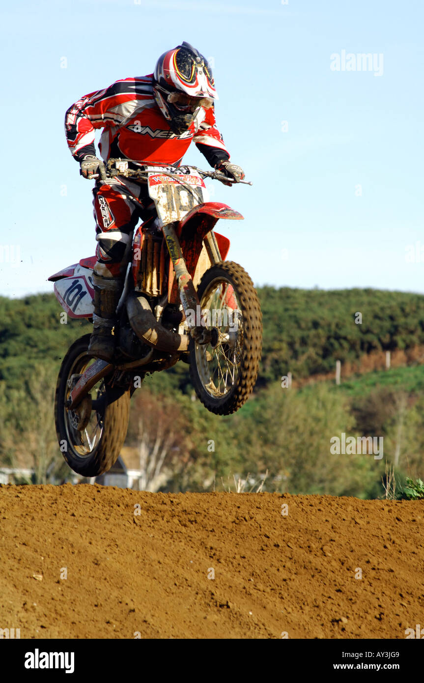 Un gars rider sur une bile motocross moto saute et la compétition big air Banque D'Images