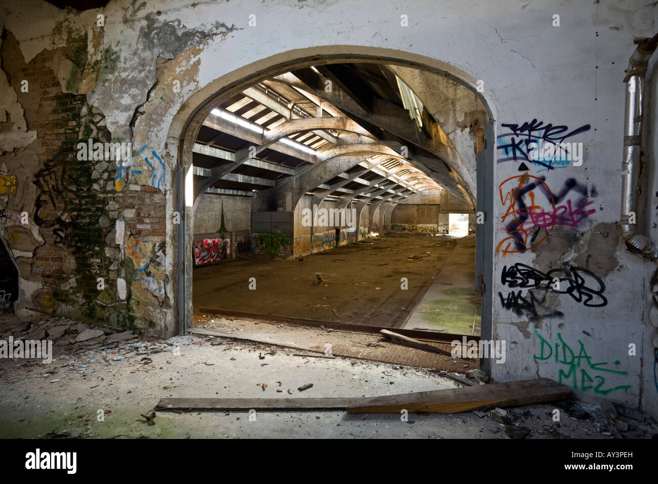 L'entrepôt d'une friche industrielle, l'usine à Vichy. Entrepôt d'une usine désaffectée à Vichy. Banque D'Images