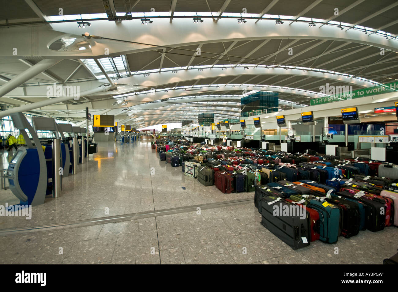 Bagages enregistrés à Londres Heathrow Terminal 5 Photo Stock - Alamy