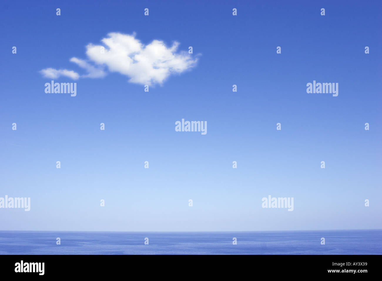 L'océan bleu ciel et nuage blanc unique composition numérique Banque D'Images