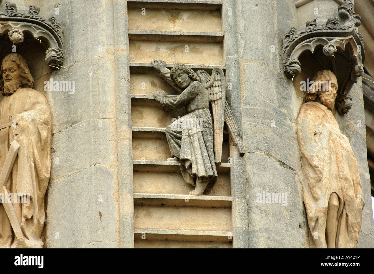 Baignoire sculpture d'un ange descendant sur l'abbaye de style gothique Banque D'Images