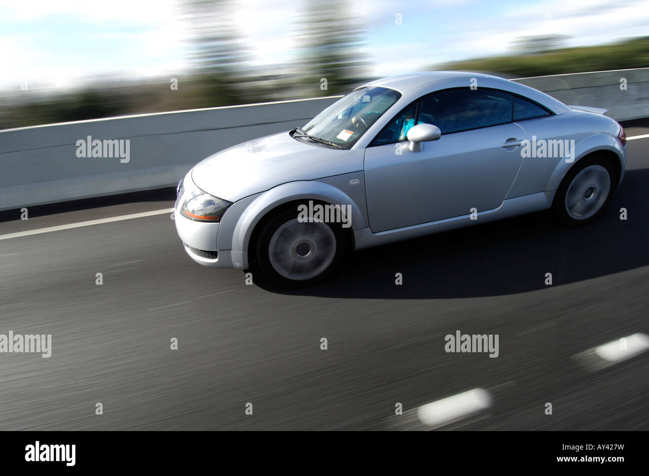 Voiture de sport Audi TT d'argent en vitesse sur une autoroute Banque D'Images